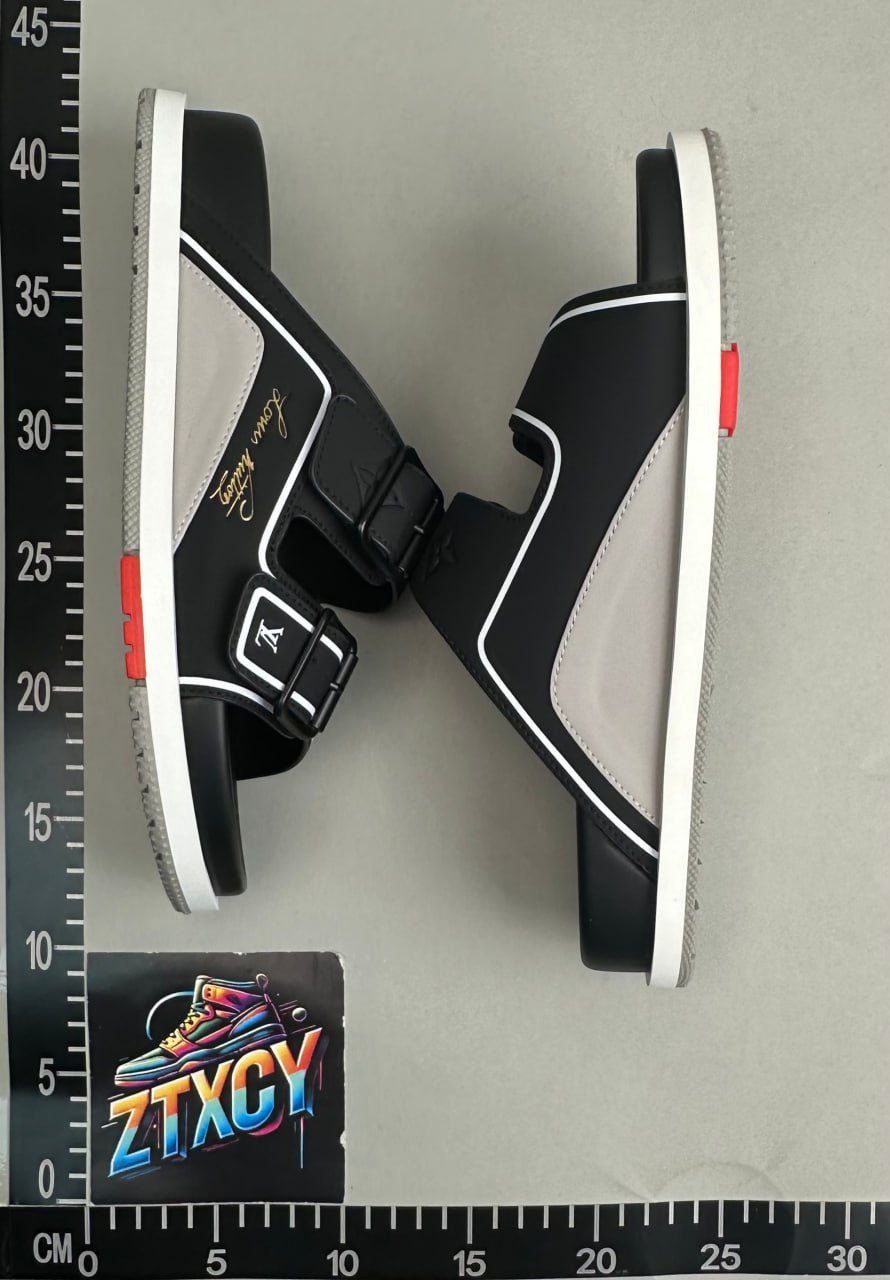LOUIS VUITTON slippers
