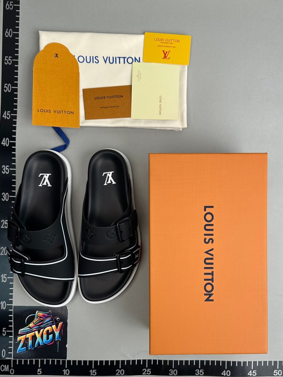LOUIS VUITTON slippers