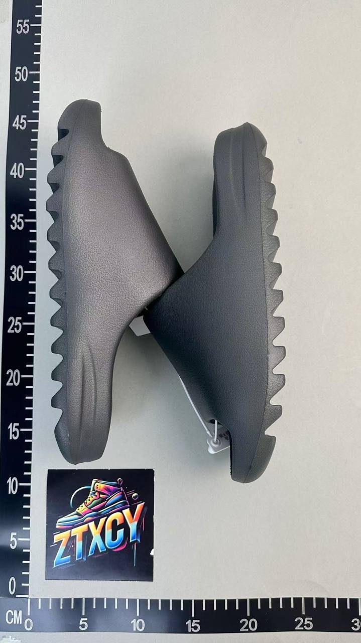 Yeezy  Slides/Nike Slides