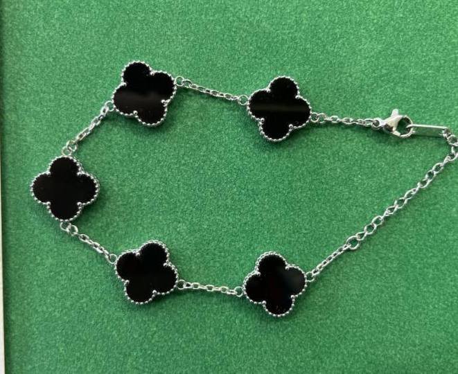 Van Cleef & Arpels bracelet (The perfect gift for your loved ones) 