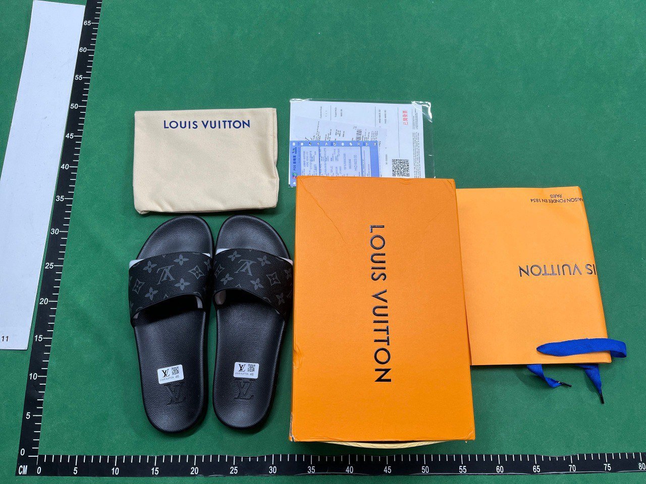  Louis Vuitton slippers                                                                                                                                             