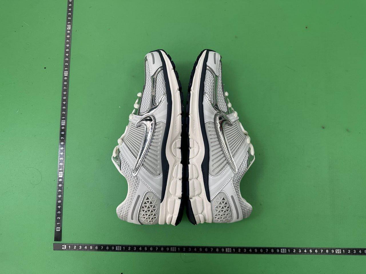 NIKE AIR  ZOOM VOMERO 5