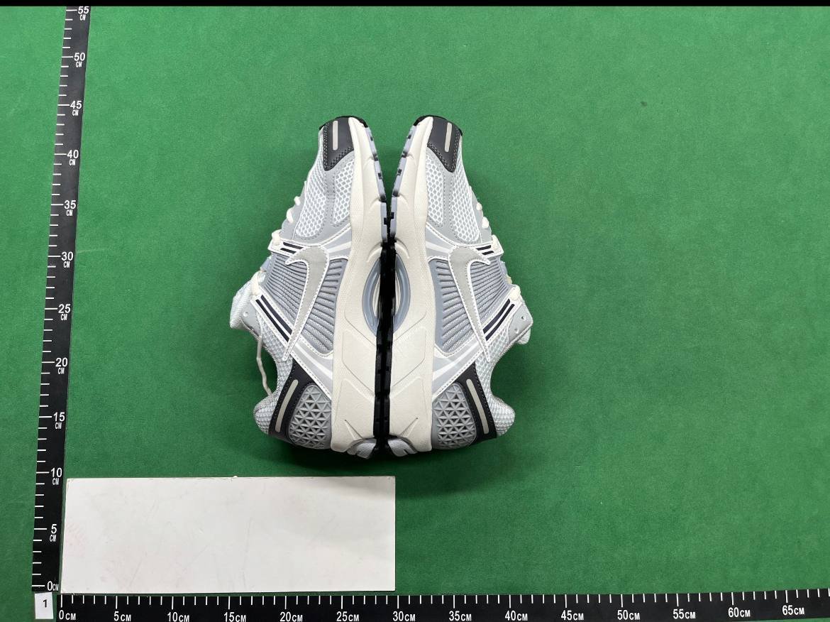 NIKE AIR  ZOOM VOMERO 5