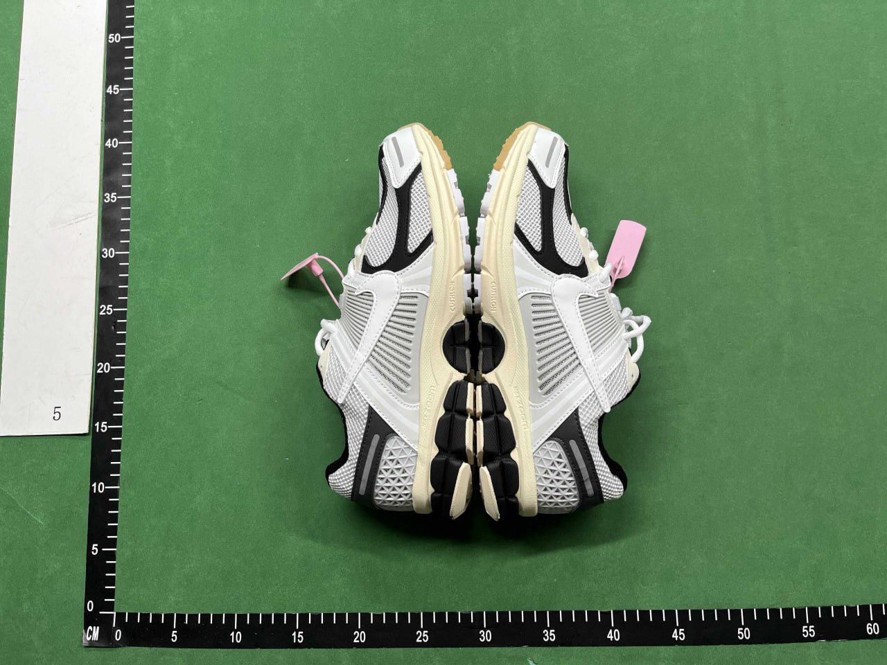 NIKE AIR  ZOOM VOMERO 5