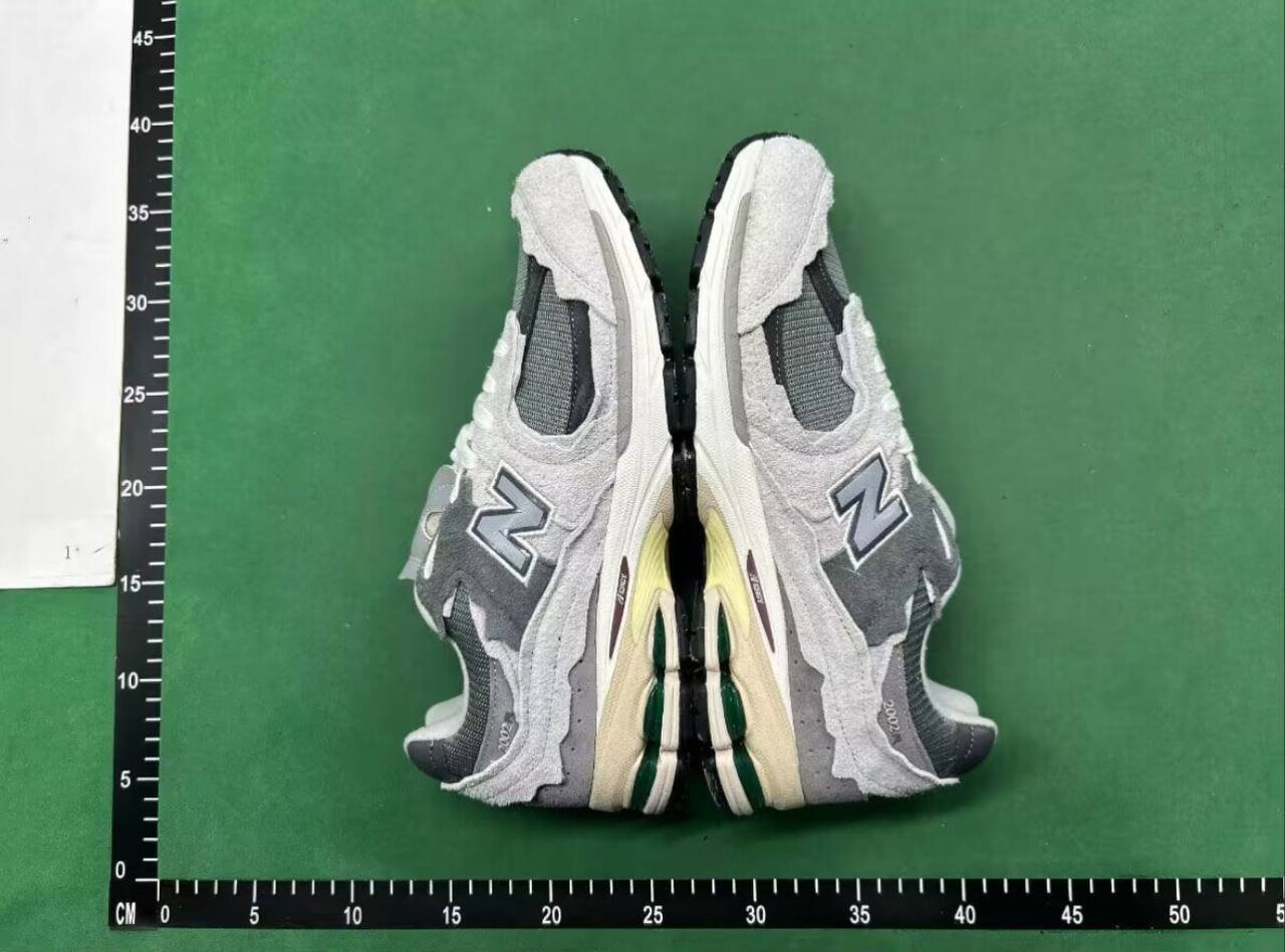 New Balance NB 2002R