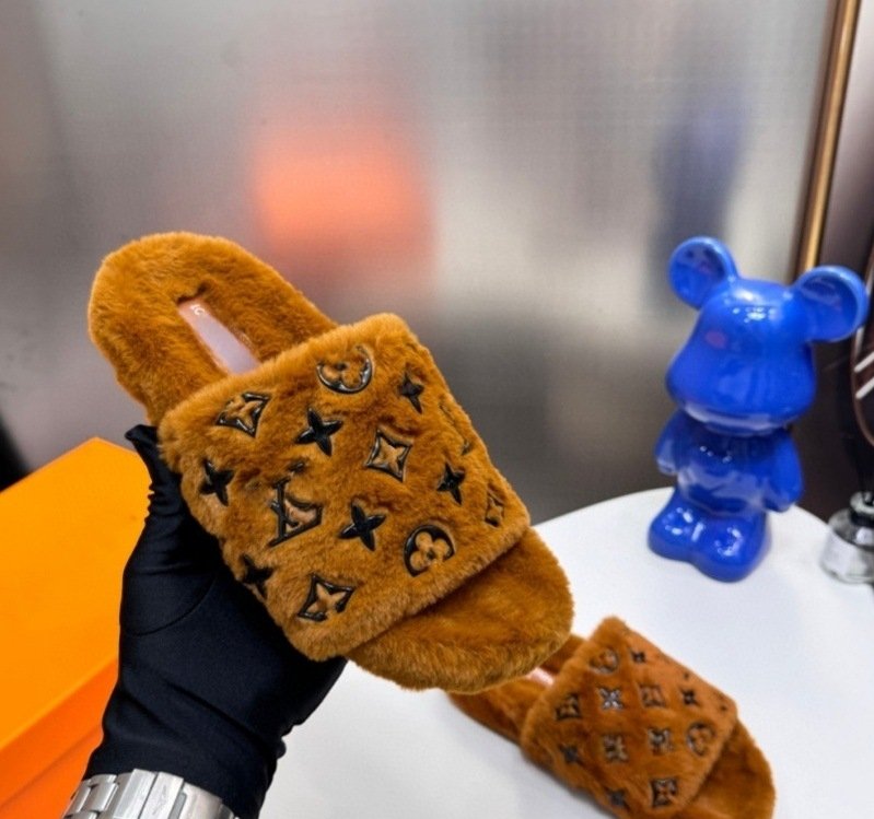 LV  fluffy slippers