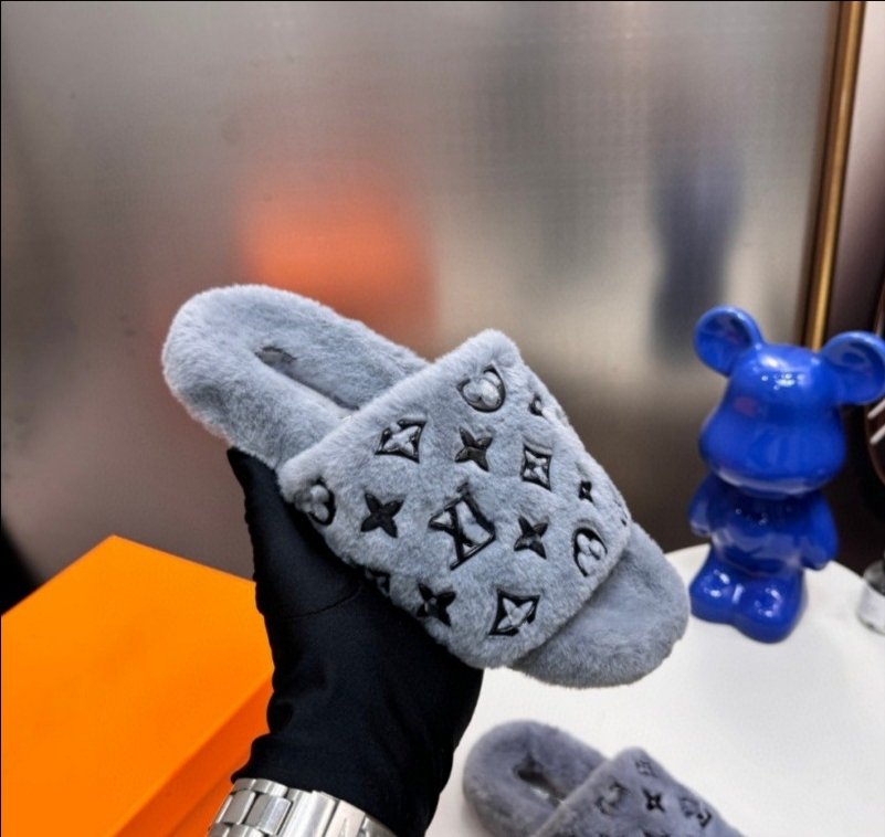 LV  fluffy slippers