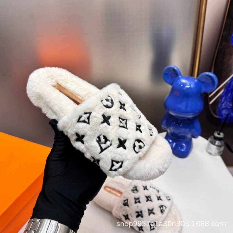 LV  fluffy slippers
