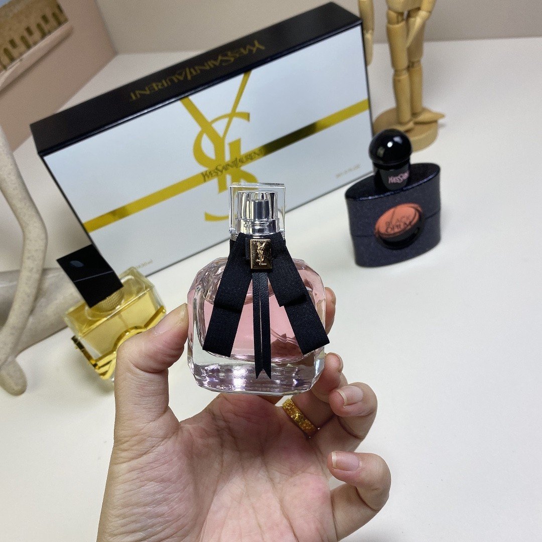 Yves Saint Laurent new perfume sample set, 30ml each, spray nozzle included.
