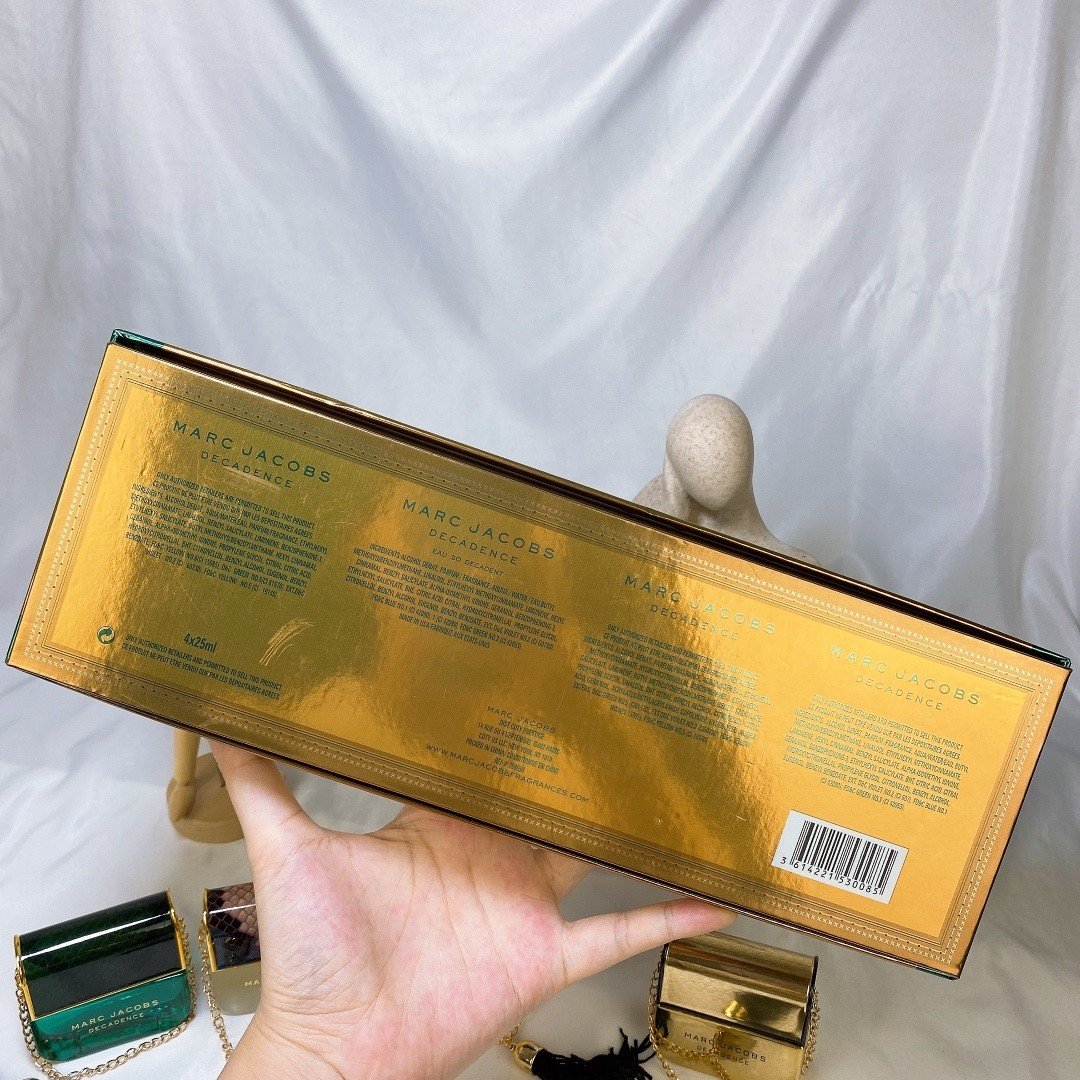 Mark Mojer sample perfume set (30ml x 4), with spray nozzle, includes: Blue Daisy Dream, Yellow Daisy, Elegant Handbag, and Pink Daisy.